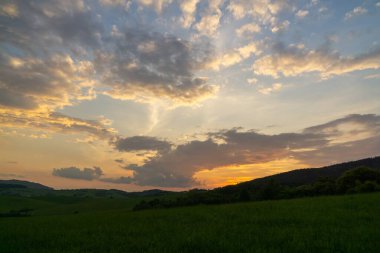 Renkli bulutlarla gün batımı ve gün doğumu. Slovakya
