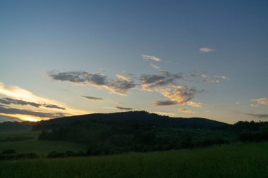 Renkli bulutlarla gün batımı ve gün doğumu. Slovakya