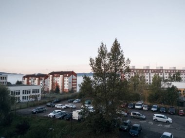 Tepeler ve kasabanın üzerinde gün doğumu ya da gün batımı. Slovakya