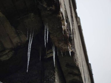 Arka planda keskin buz saçakları, kapat