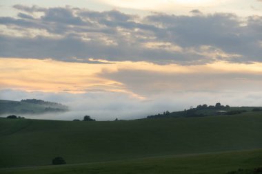 Renkli bulutlarla gün batımı ve gün doğumu. Slovakya