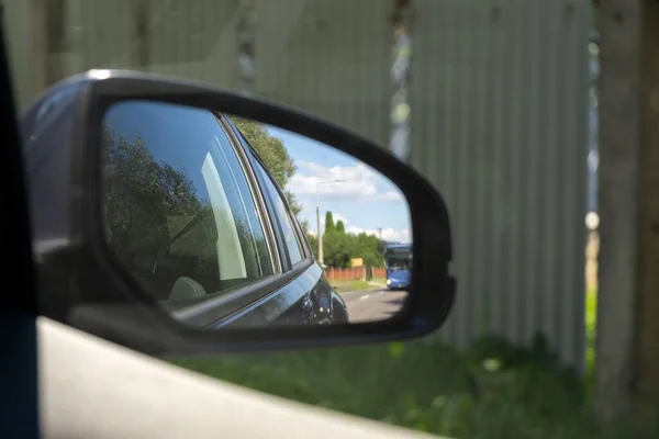 美しい風景は車の鏡に映る — ストック写真