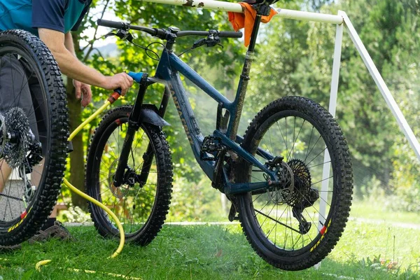 Uomo Pulizia Una Sporca Mountain Bike — Foto Stock