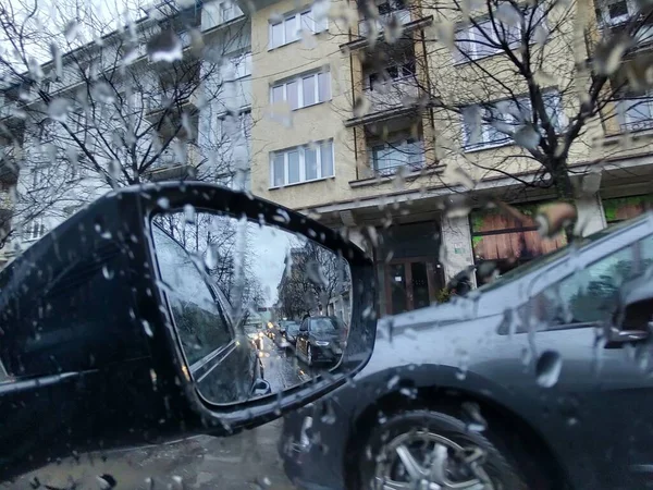 Рейн Падает Бок Зеркала — стоковое фото