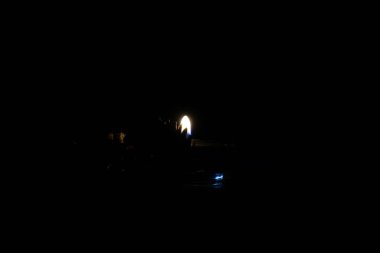 Siyah arkaplanda mum ışığı, kapat