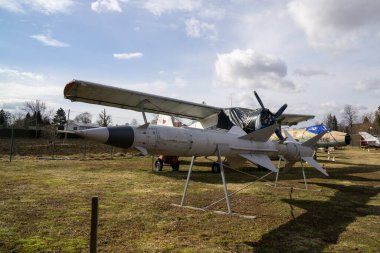 Tomcany, Slovakya - 20 Ağustos 2017: sahibi Aeromuseum Martin - Tomcany. Tomcany, Slovakya 'da Aeromuseum' da sergilenen uçaklar. Doğal ışık.
