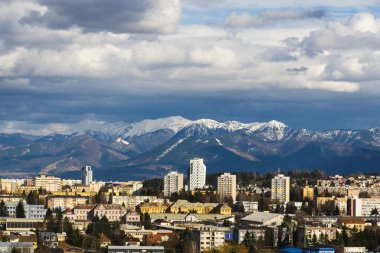 Tepelerin ve şehrin gündüz çekimleri. Slovakya