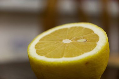 Lemon arka planda izole edildi, kapat