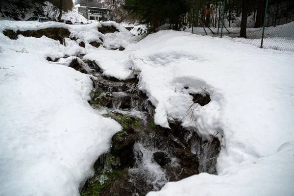 Río Las Montañas Con Fondo Nieve — Foto de Stock