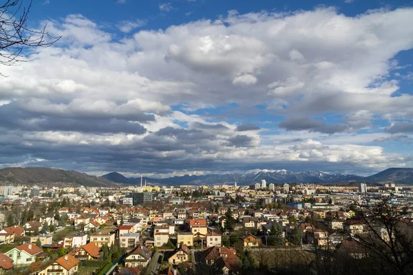 Soluppgång Eller Solnedgång Över Kullar Och Stad Slovakien — Stockfoto