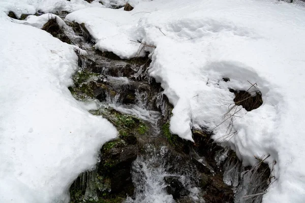 Rzeka Górach Tłem Śniegu — Zdjęcie stockowe