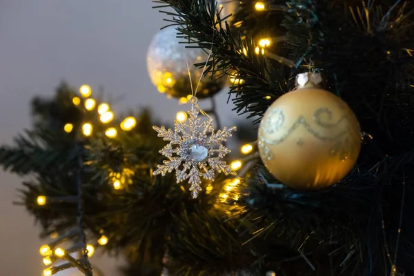 ツリー上のクリスマスの装飾 スロバキア — ストック写真