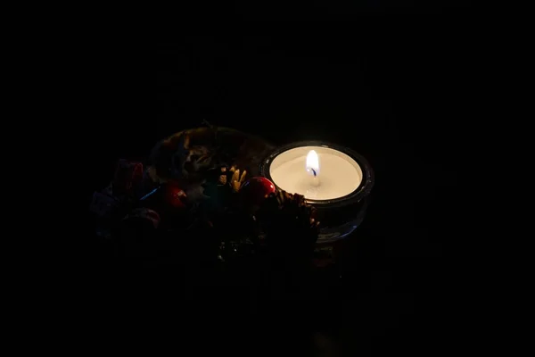 Luz Las Velas Sobre Fondo Negro Cerca — Foto de Stock