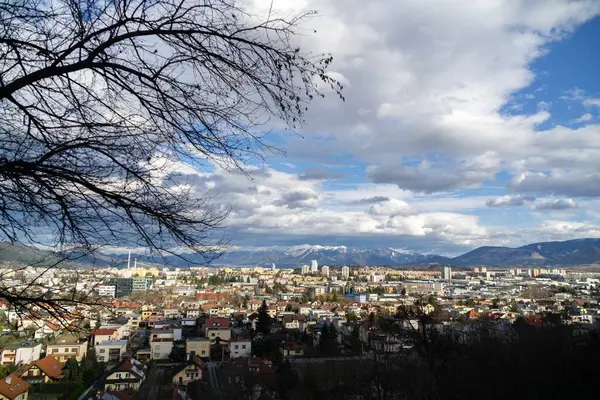 Soluppgång Eller Solnedgång Över Kullar Och Stad Slovakien — Stockfoto