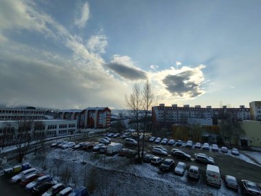 Zilina şehrindeki binaların üzerinde gün doğumu ve gün batımı. Slovakya 