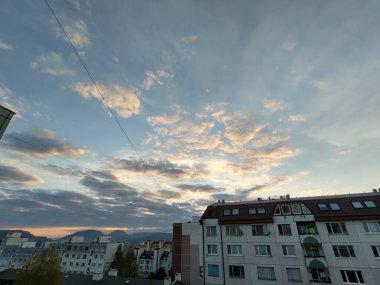 Zilina şehrindeki binaların üzerinde gün doğumu ve gün batımı. Slovakya 