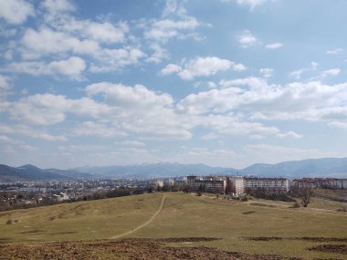 Mavi gökyüzü olan dağ manzarası