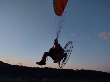 Paraglider gökyüzünde uçuyor. Gündüz çekimi