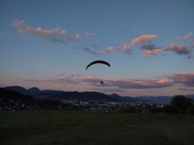 Paraglider gökyüzünde uçuyor. Gündüz çekimi