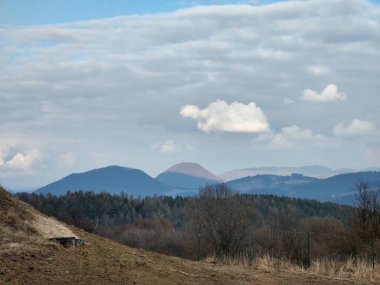 Bulutlu ve mavi gökyüzü olan dağ manzarası