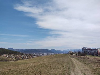 Mavi gökyüzü olan dağ manzarası