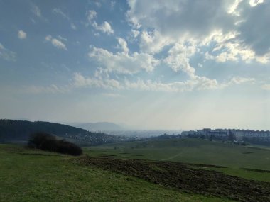 Mavi gökyüzü olan dağ manzarası