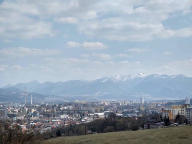 Zilina şehrindeki binaların üzerinde gün doğumu ve gün batımı. Slovakya 