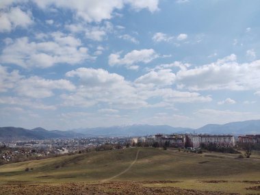 Mavi gökyüzü olan dağ manzarası