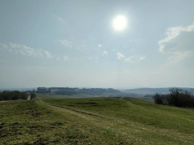 Mavi gökyüzü olan dağ manzarası