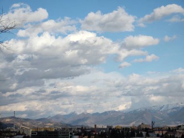 Zilina şehrindeki binaların üzerinde gün doğumu ve günbatımı. Slovakya 