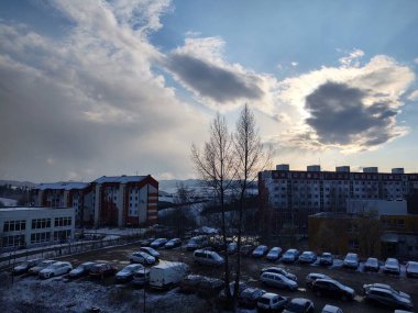 Zilina şehrindeki binaların üzerinde gün doğumu ve gün batımı. Slovakya 