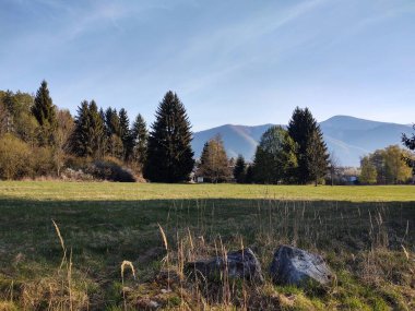 Dağlı ve bulutlu dağ manzarası