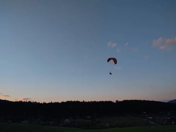 Paraglider Vliegt Lucht Dag Tijd Schot — Stockfoto