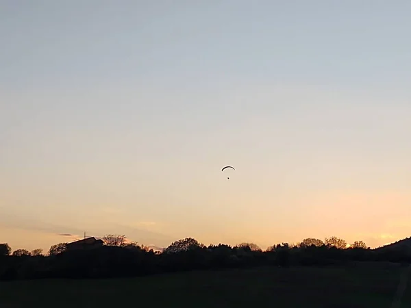Paraglider Flyger Skyn Dagtid Skjuten — Stockfoto