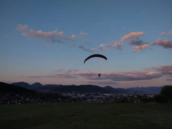 Parapente Voando Céu Tiro Diurno — Fotografia de Stock