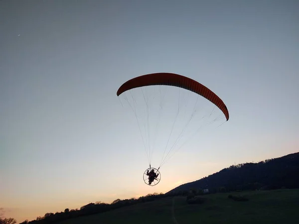 Parapente Voando Céu Tiro Diurno — Fotografia de Stock