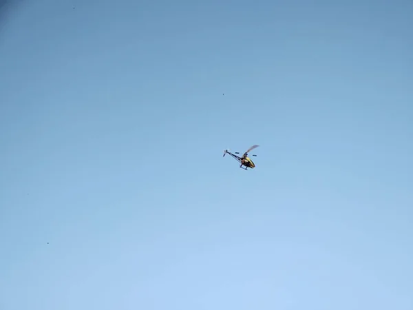 Över Helikopter Som Flyger Blå Himmel — Stockfoto