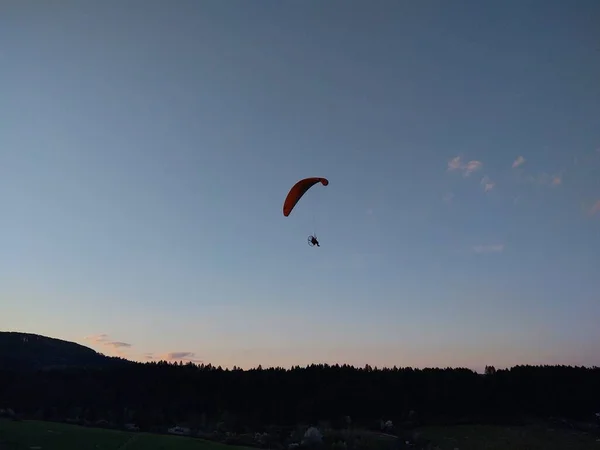 Paraglider Letí Obloze Denní Záběr — Stock fotografie