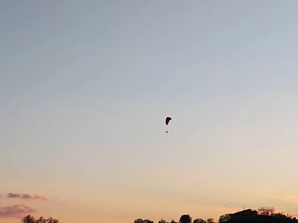 패러글라이더가 하늘을 — 스톡 사진