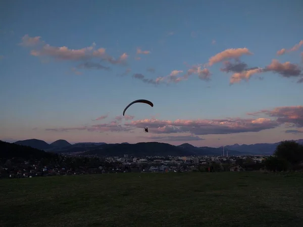 Parapente Voando Céu Tiro Diurno — Fotografia de Stock