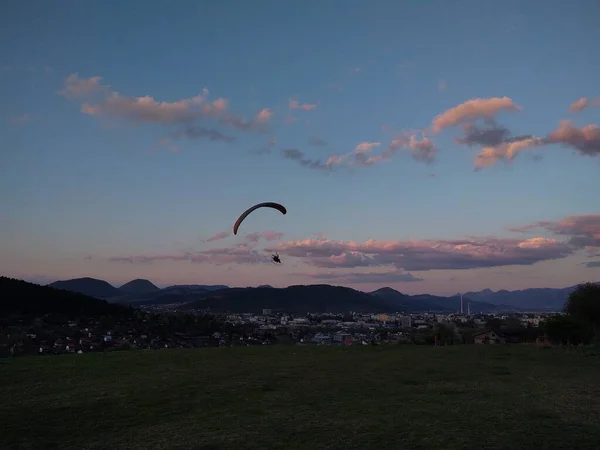 Parapente Voando Céu Tiro Diurno — Fotografia de Stock