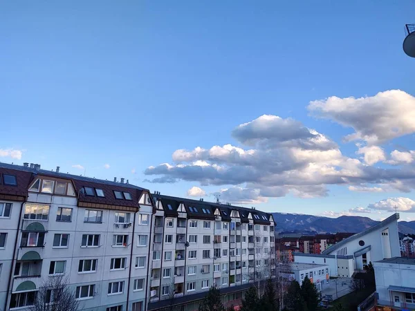 Sonnenaufgang Und Sonnenuntergang Über Den Gebäuden Der Stadt Zilina Slowakei — Stockfoto