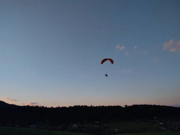 Paraglider Vliegt Lucht Dag Tijd Schot — Stockfoto