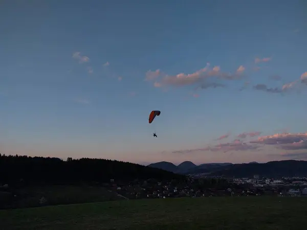 Parapendio Che Vola Cielo Giorno Colpo Tempo — Foto Stock