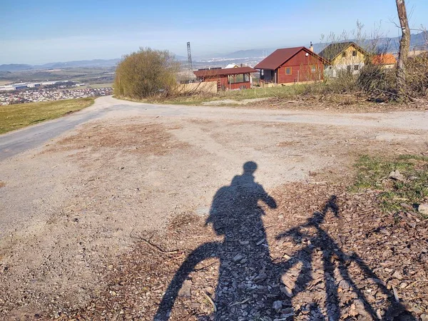 Blick Auf Die Straße Mit Radschatten Den Bergen — Stockfoto