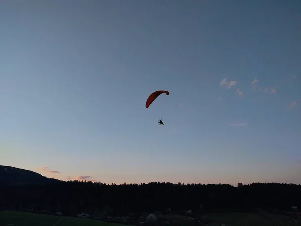 Paraglider Vliegt Lucht Dag Tijd Schot — Stockfoto