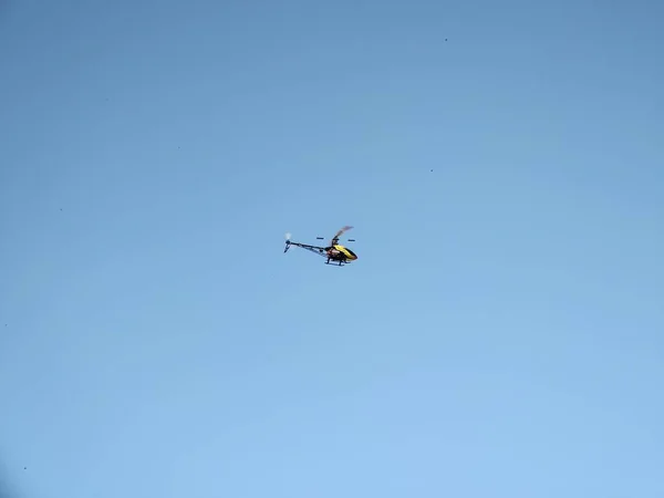 Vista Helicóptero Voando Céu Azul — Fotografia de Stock