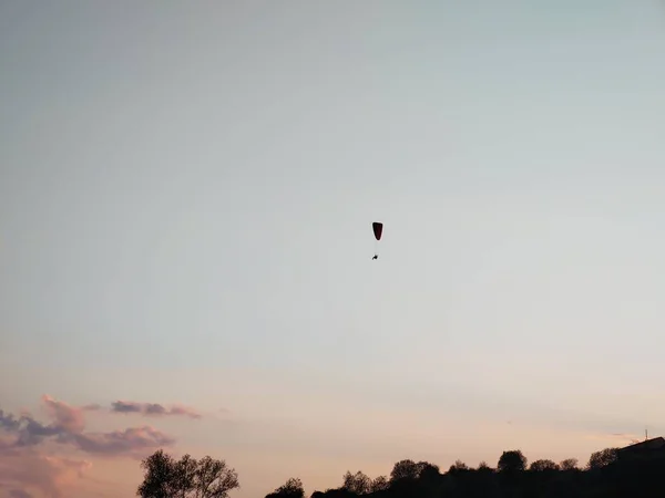 Paraglider Letí Obloze Denní Záběr — Stock fotografie