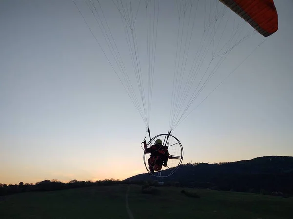 Paraglider Vliegt Lucht Dag Tijd Schot — Stockfoto