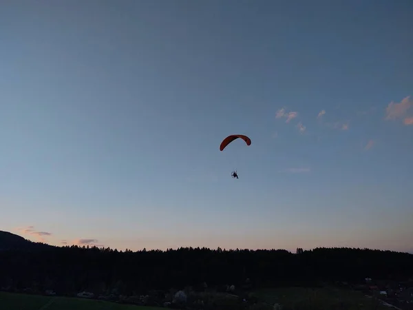 Paraglider Gökyüzünde Uçuyor Gündüz Çekimi — Stok fotoğraf